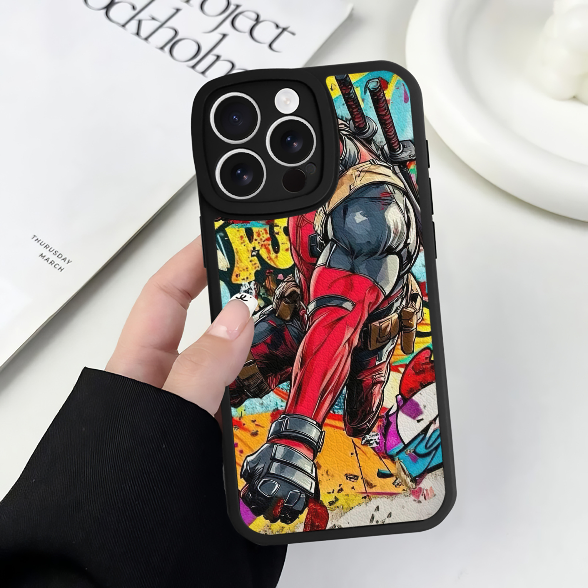 （画像用） Deadpool デッドプール 【iPhone 16シリーズ対応】シリコンスマホケース（レザー調） 材質：シリコン